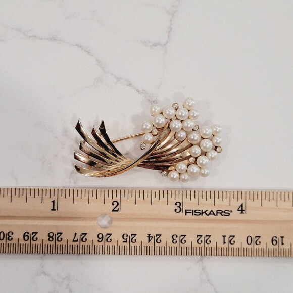 Crown Trifari Faux Pearl Rhinestone Swirl Brooch Gold Tone Cluster Bouquet MCM - Picture 7 of 16